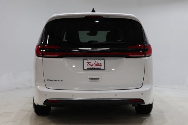 Used 2023 Chrysler Pacifica Touring-L FWD image 7
