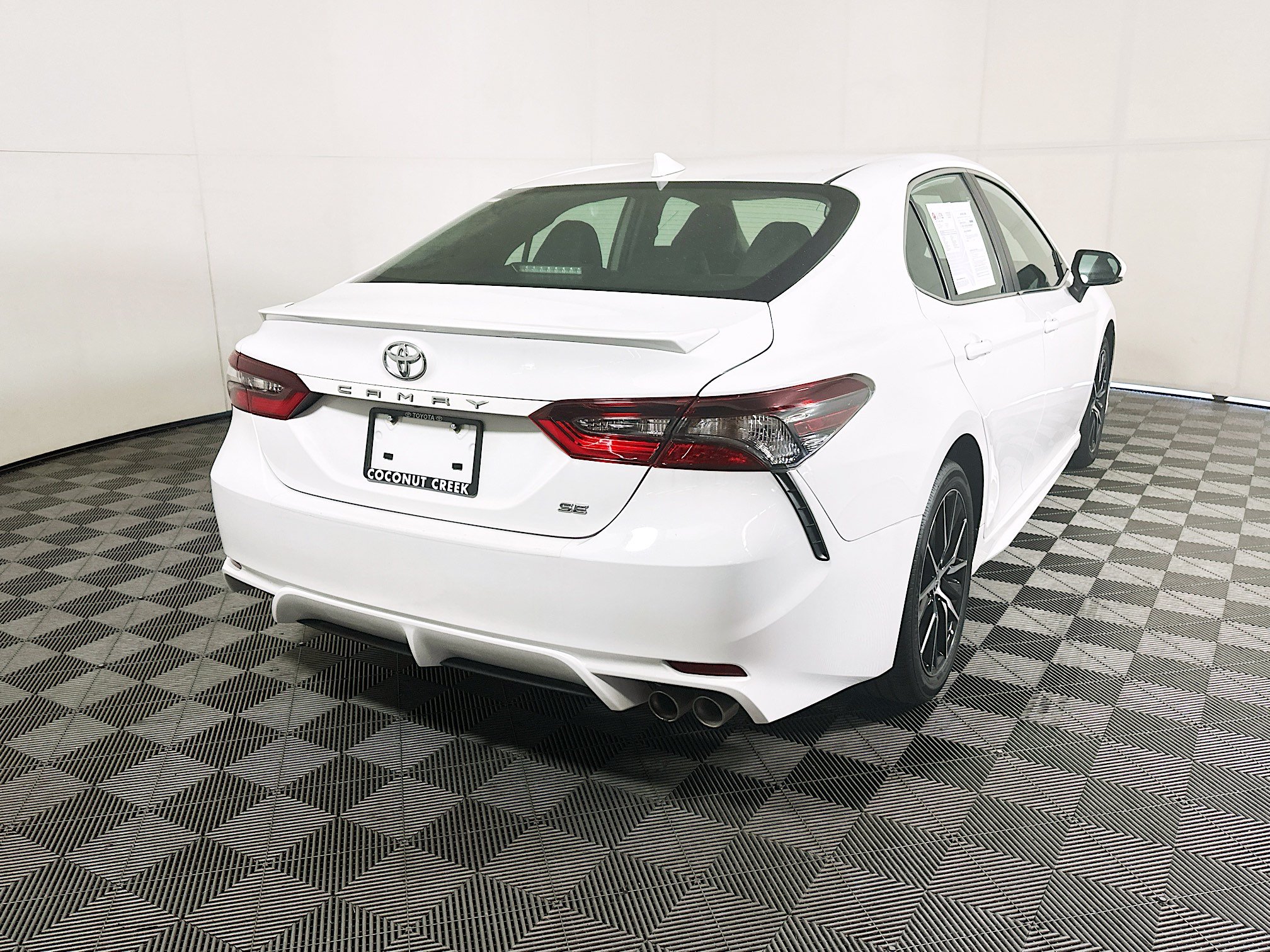 Used 2023 Toyota Camry SE w/ Convenience Package FWD image 3