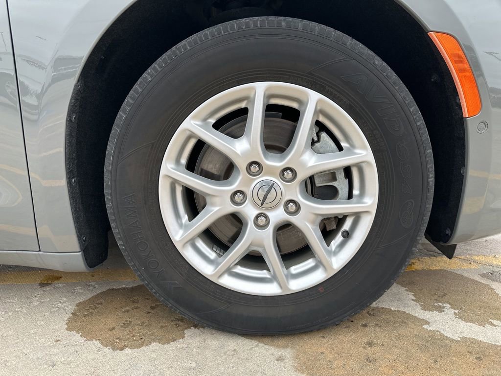 Used 2022 Chrysler Pacifica Touring-L w/ Uconnect Theater Family Group image 43