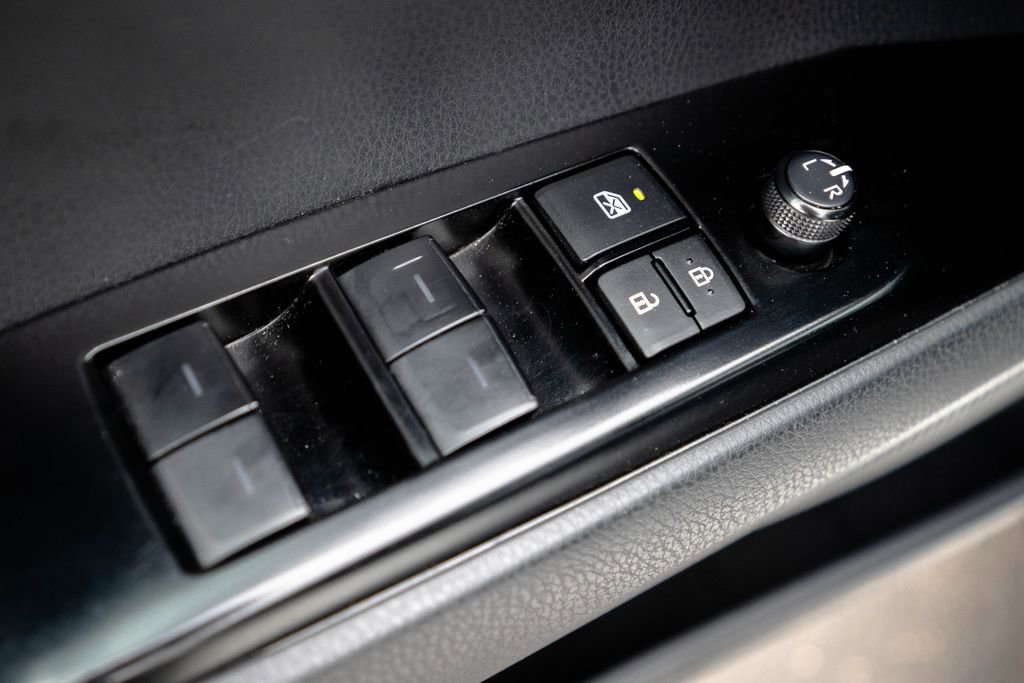 Used 2025 Toyota Camry SE w/ Convenience Package image 18