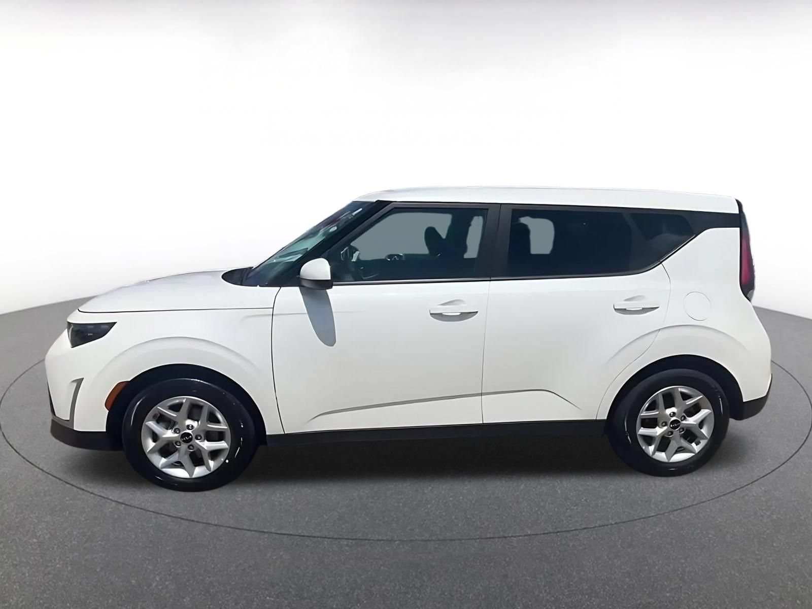 Used 2025 Kia Soul LX w/ LX Technology Package FWD image 9