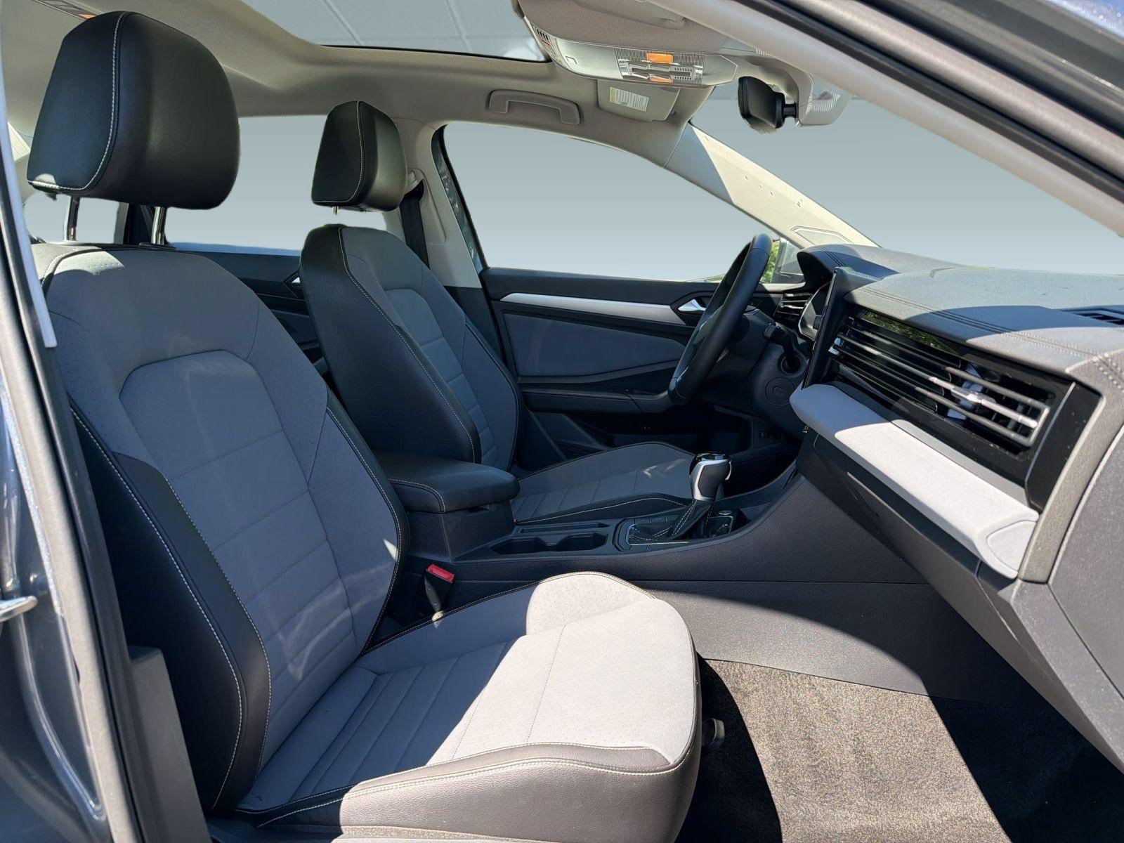 Used 2025 Volkswagen Jetta SE w/ Sunroof Package FWD image 30