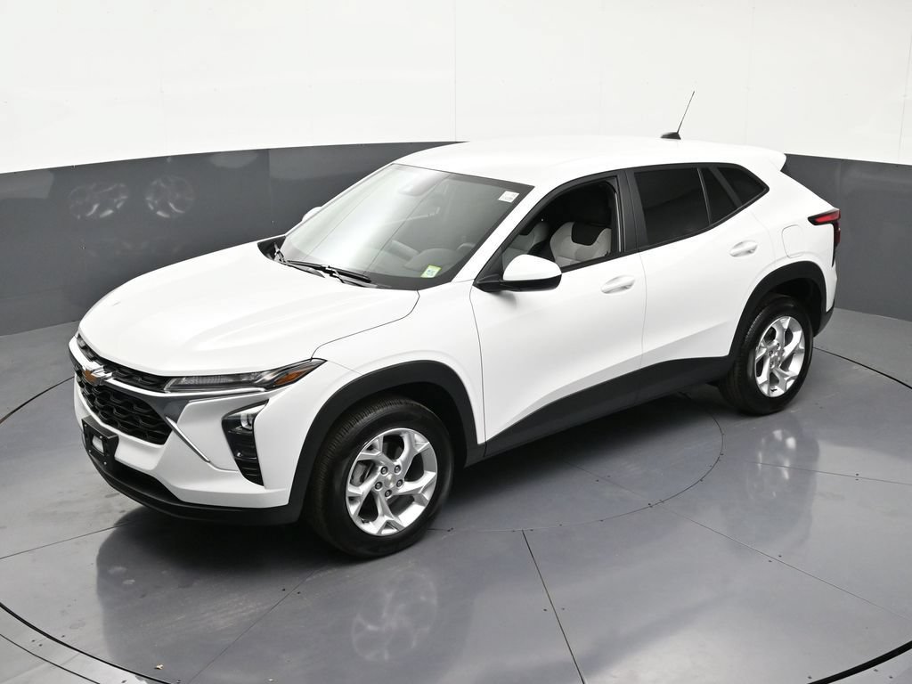 Certified 2025 Chevrolet Trax LS w/ LS Convenience Package FWD image 16