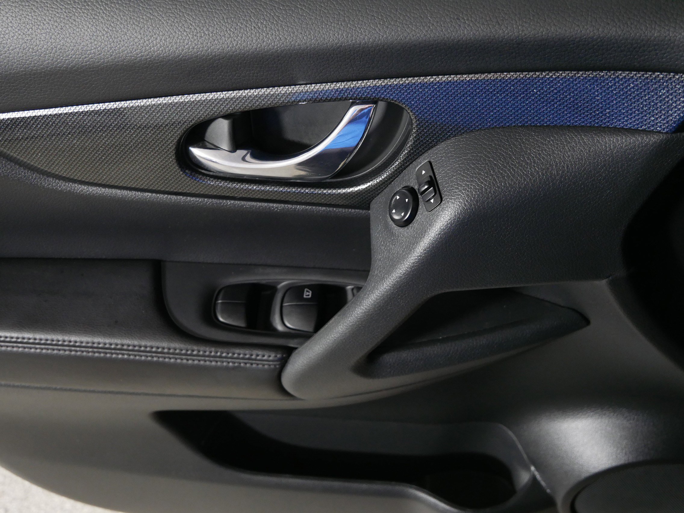 Used 2016 Nissan Rogue SL w/ SL Premium Package image 19