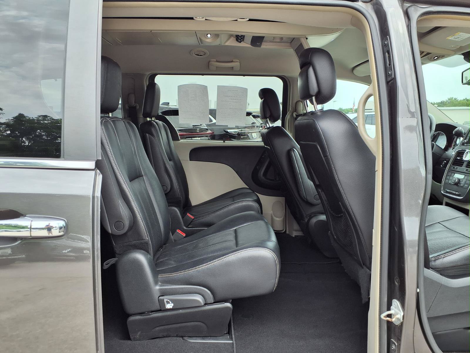 Used 2015 Chrysler Town & Country Touring-L w/ Driver Convenience Group FWD image 28