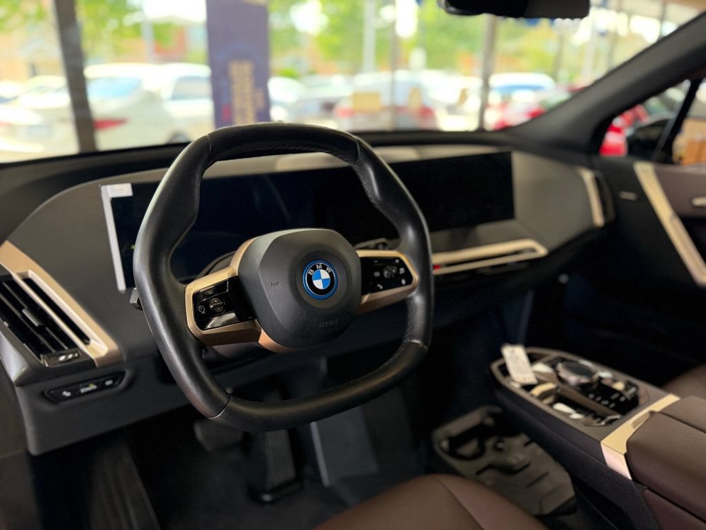 Used 2023 BMW iX xDrive50 w/ Sport Package AWD/4WD image 18