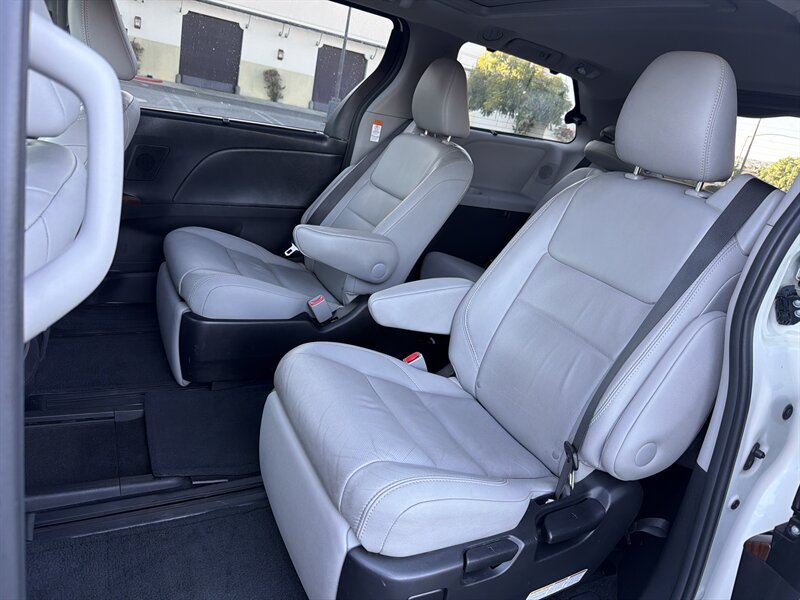 Used 2015 Toyota Sienna Limited Premium FWD image 15