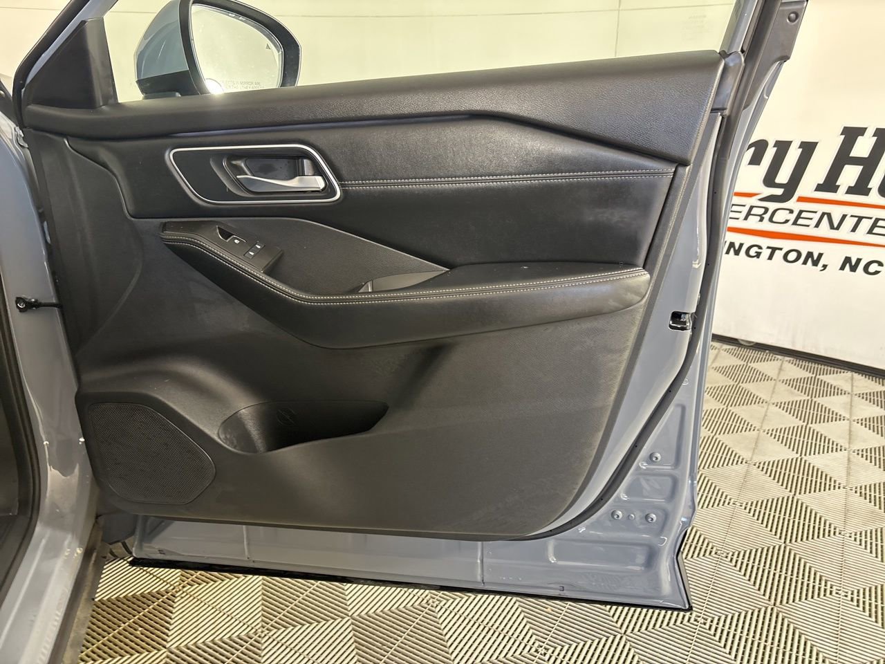 Used 2025 Nissan Rogue Platinum image 30