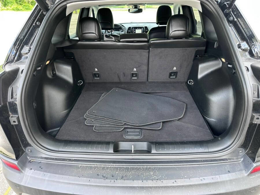 Used 2019 Jeep Cherokee Limited AWD/4WD image 18