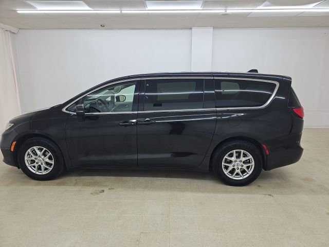 Used 2023 Chrysler Pacifica Touring-L FWD image 23