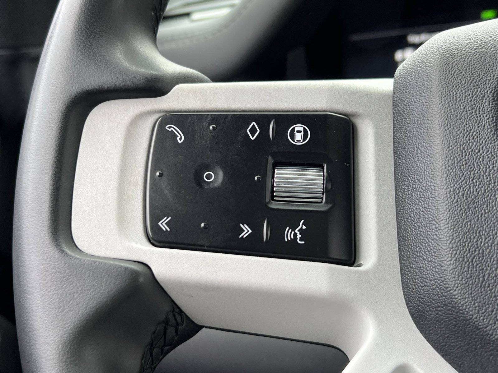 Used 2025 Land Rover Defender 110 S image 28