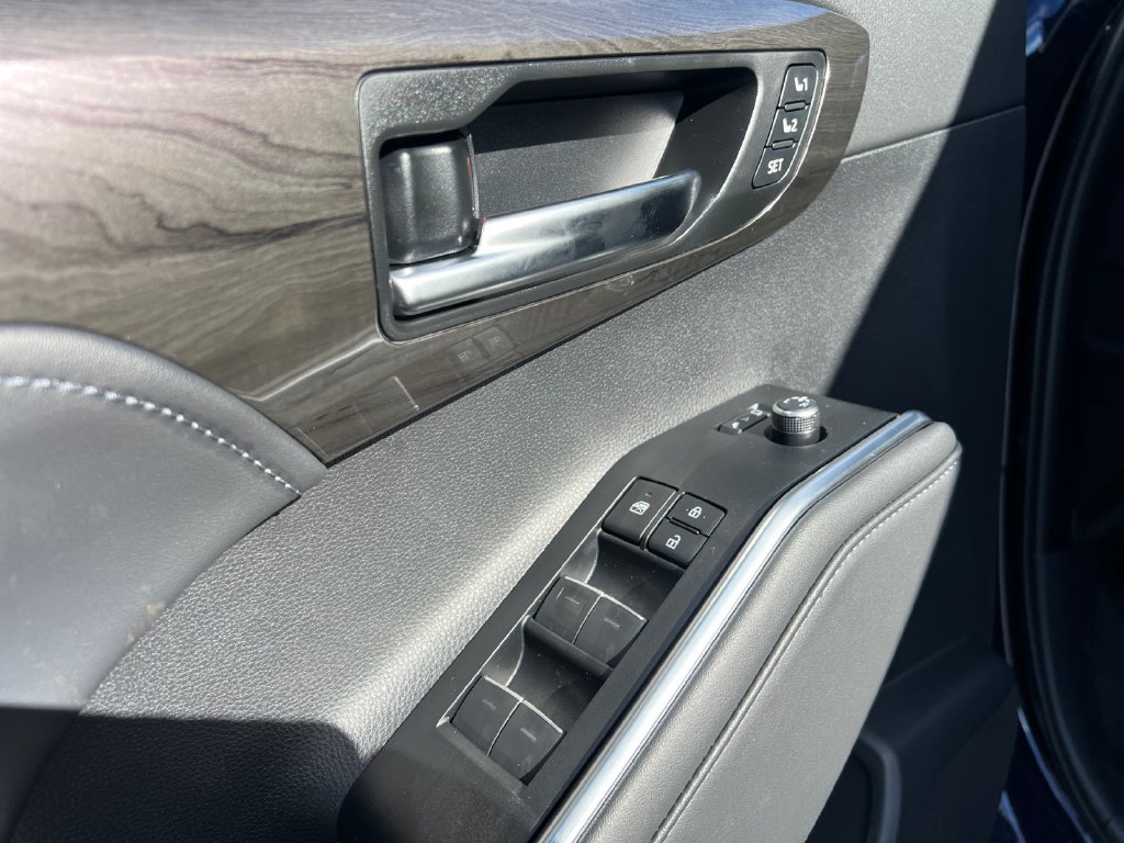 New 2026 Toyota Highlander Platinum AWD/4WD image 12