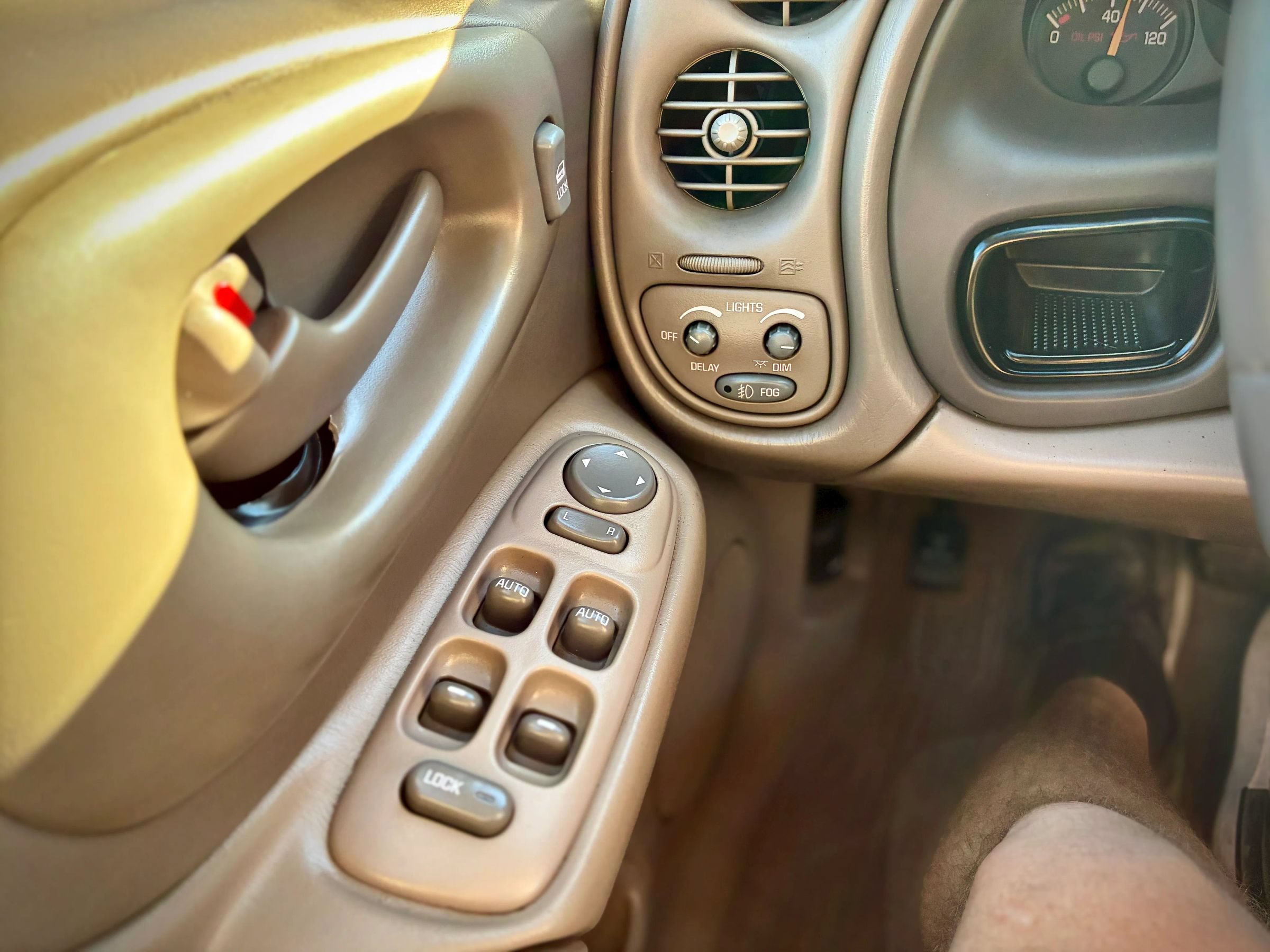 Used 2003 Pontiac Bonneville SLE FWD image 51