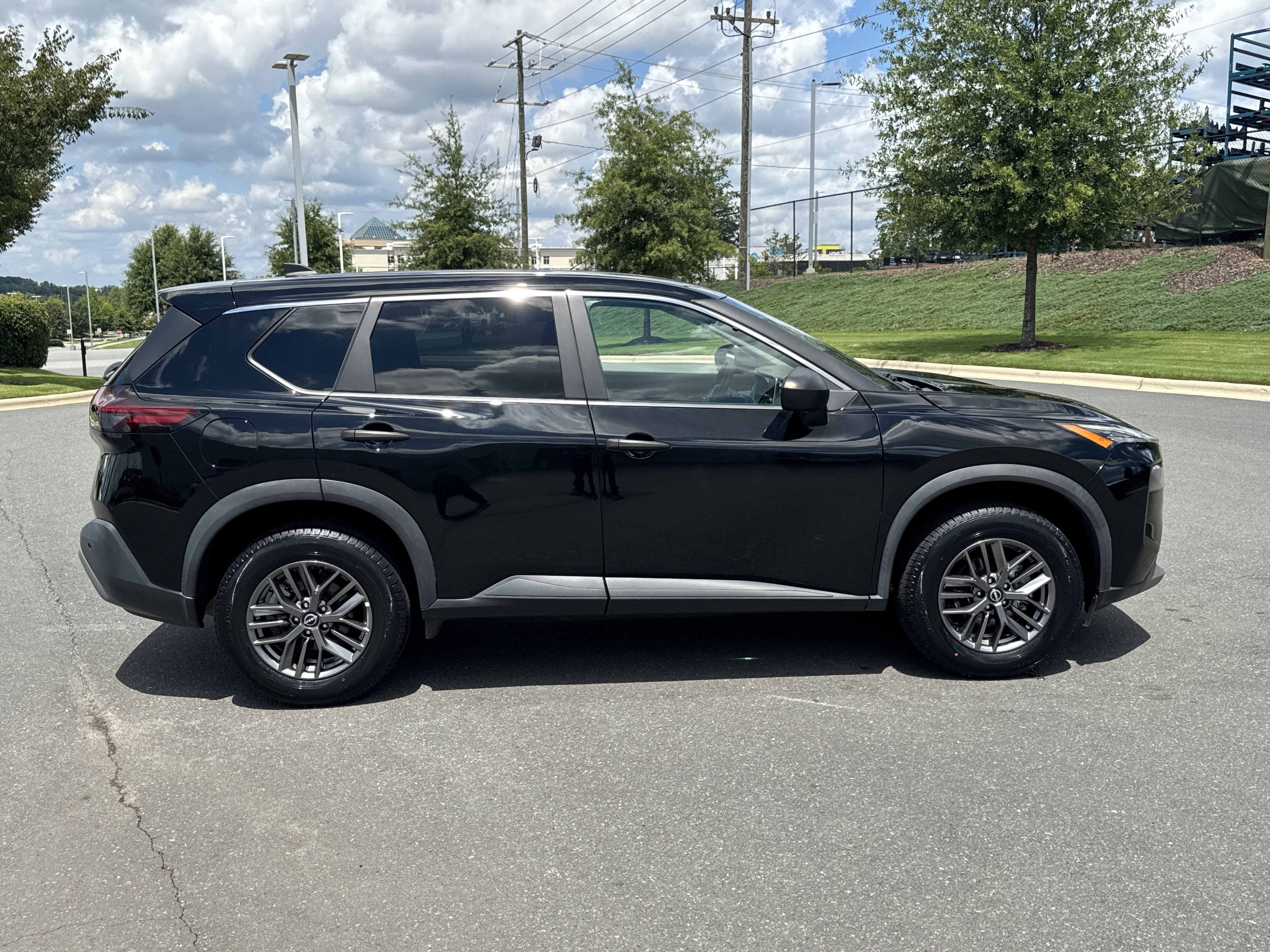 Used 2023 Nissan Rogue S AWD/4WD image 11