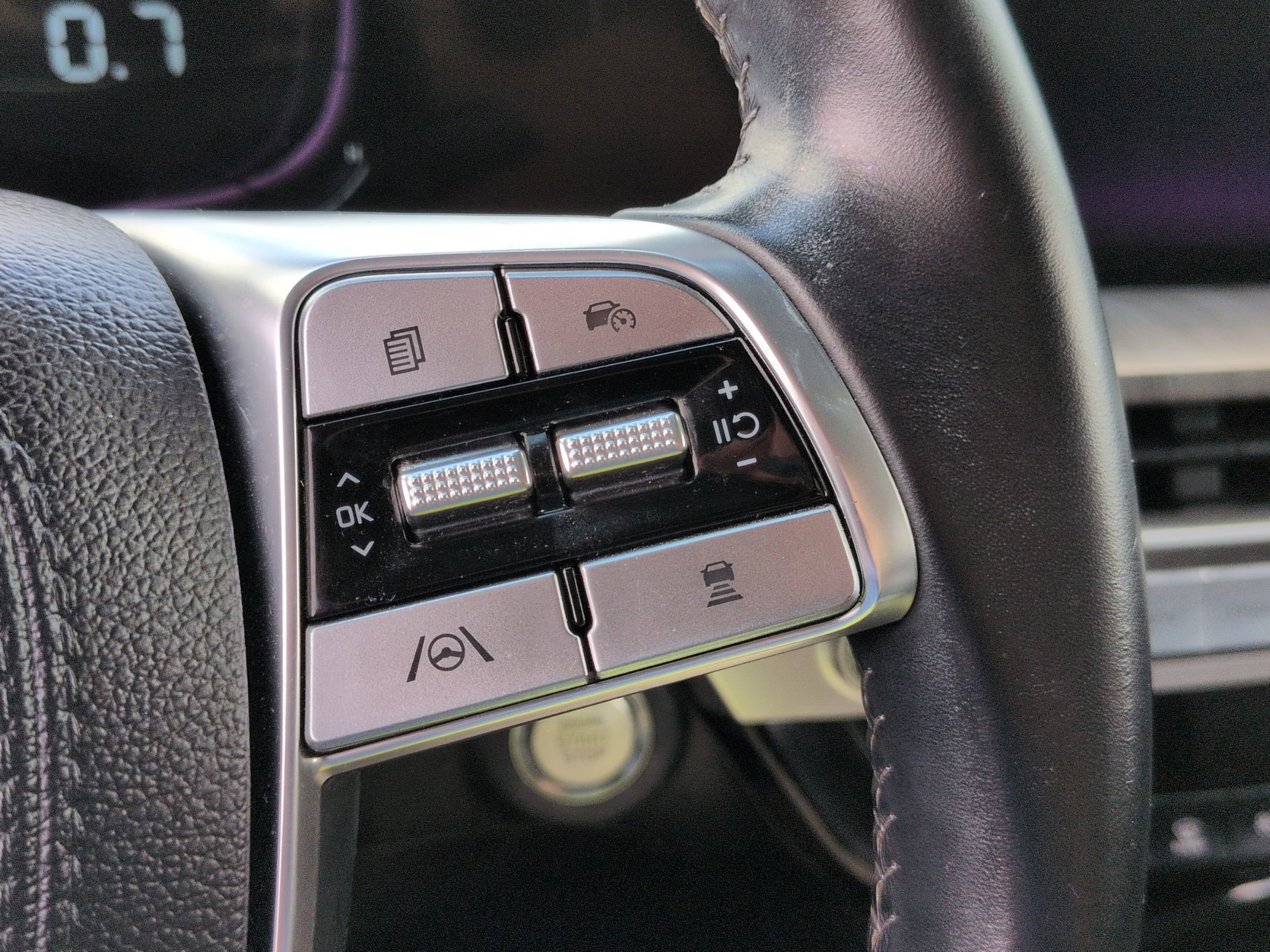 Used 2024 Kia Telluride EX w/ EX Captain's Chair Package FWD image 19