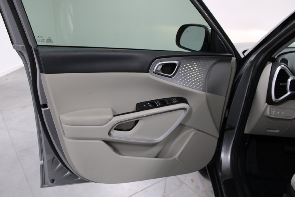 Used 2025 Kia Soul LX w/ LX Technology Package FWD image 16