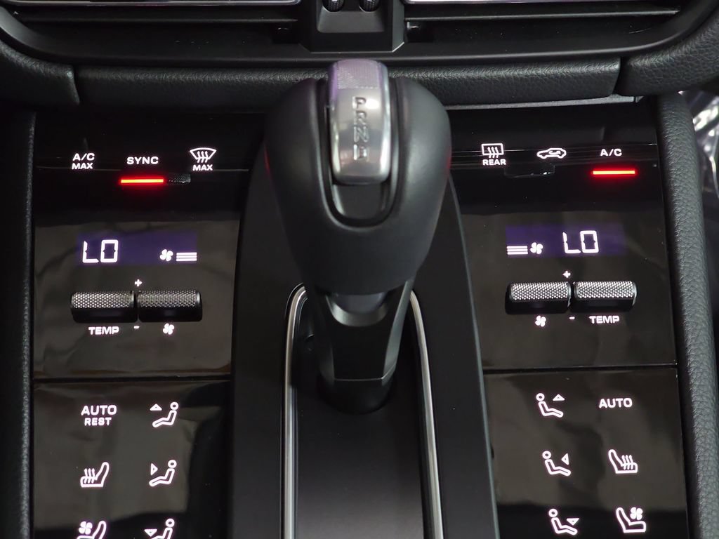 Certified 2025 Porsche Macan AWD/4WD image 19