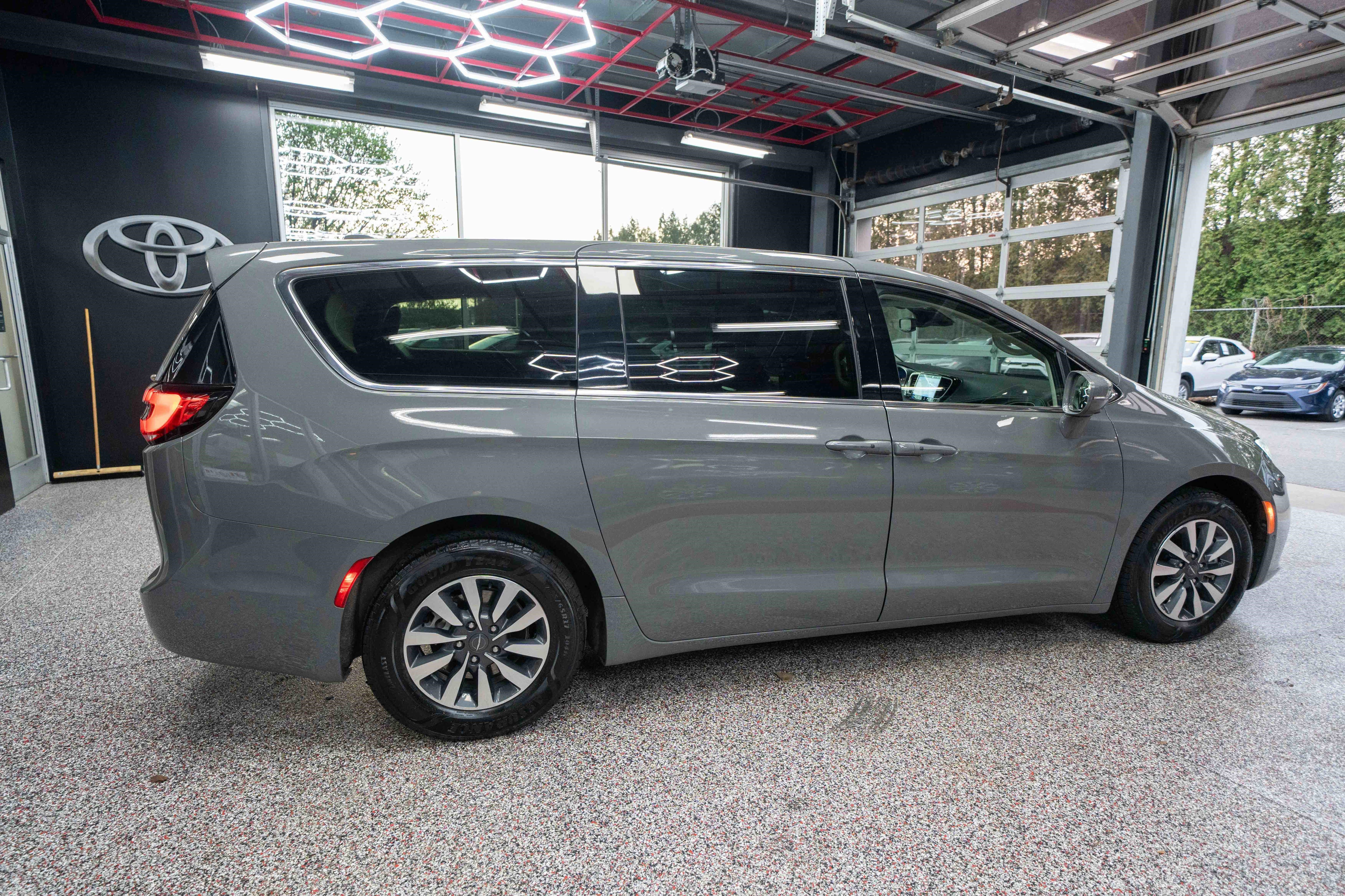 Used 2022 Chrysler Pacifica Touring-L w/ Uconnect Theater Family Group image 4