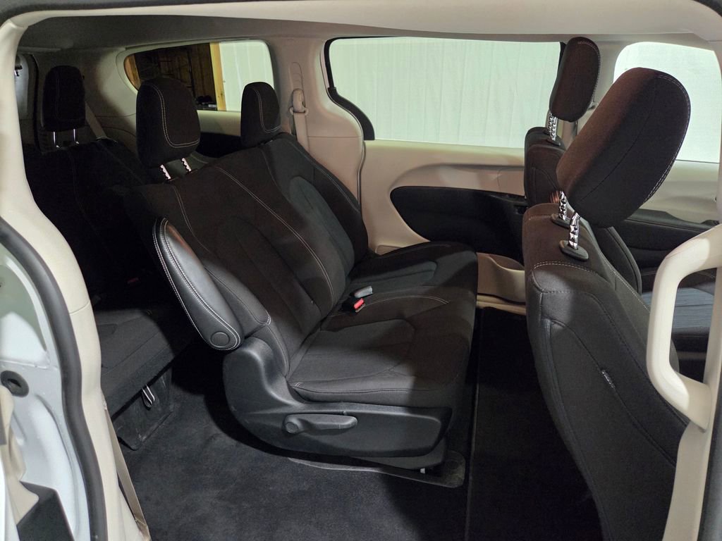 Certified 2021 Chrysler Voyager L image 14