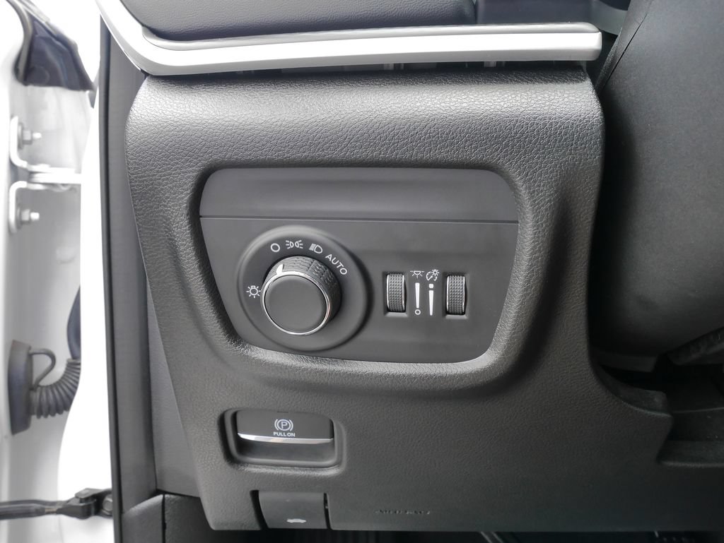 Used 2023 Jeep Grand Cherokee Altitude AWD/4WD image 25