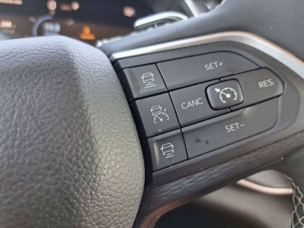 Used 2023 Jeep Grand Cherokee L Laredo image 11