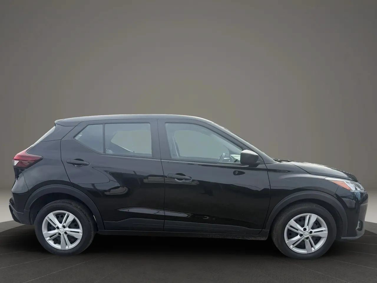 Used 2024 Nissan Kicks S FWD image 4