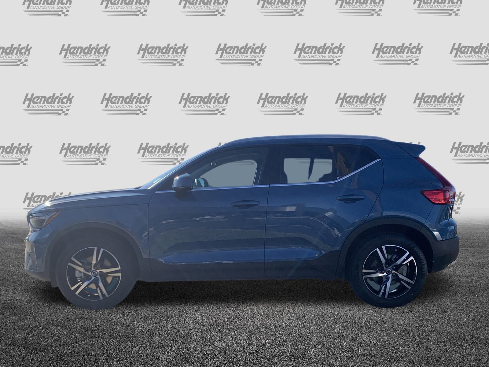 Used 2025 Volvo XC40 B5 Core image 7