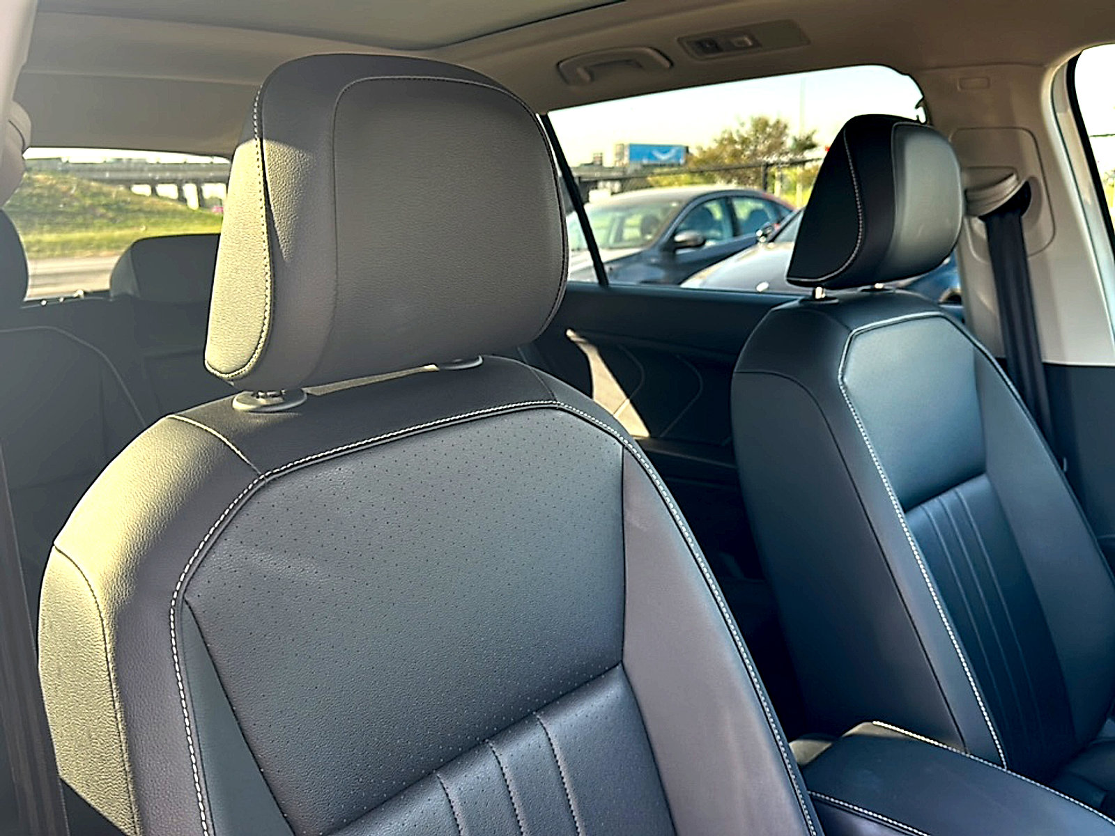 Used 2024 Volkswagen Tiguan SE w/ Panoramic Sunroof Package image 23