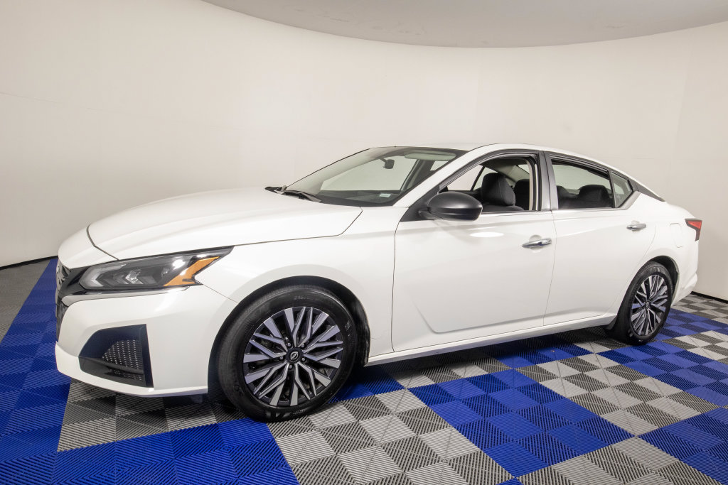 Used 2025 Nissan Altima 2.5 SV FWD image 2