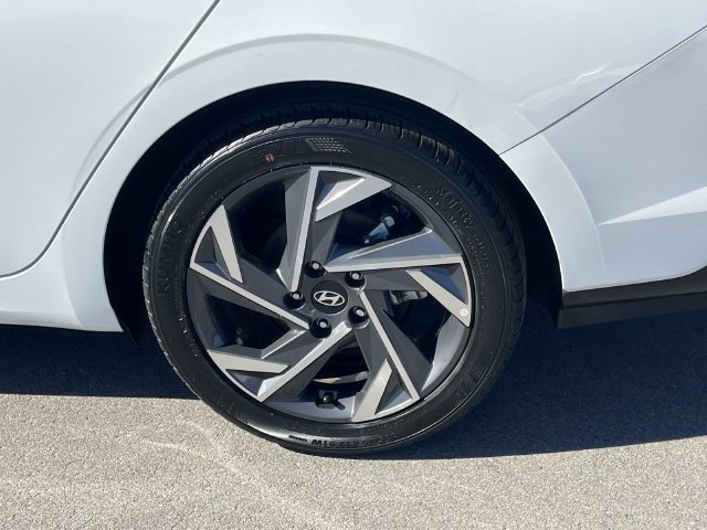 Certified 2025 Hyundai Elantra SEL FWD image 11
