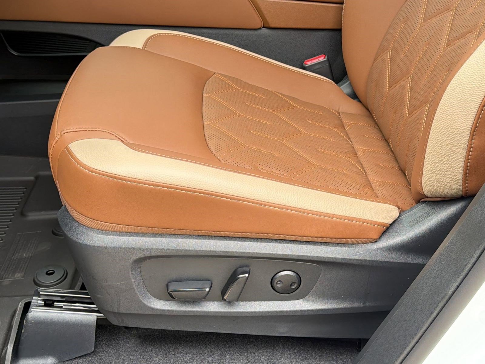 New 2026 Nissan Pathfinder Platinum image 14