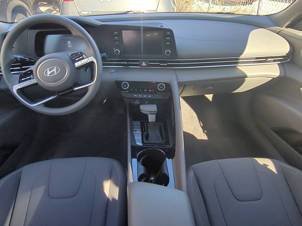 Used 2025 Hyundai Elantra Hybrid FWD image 16