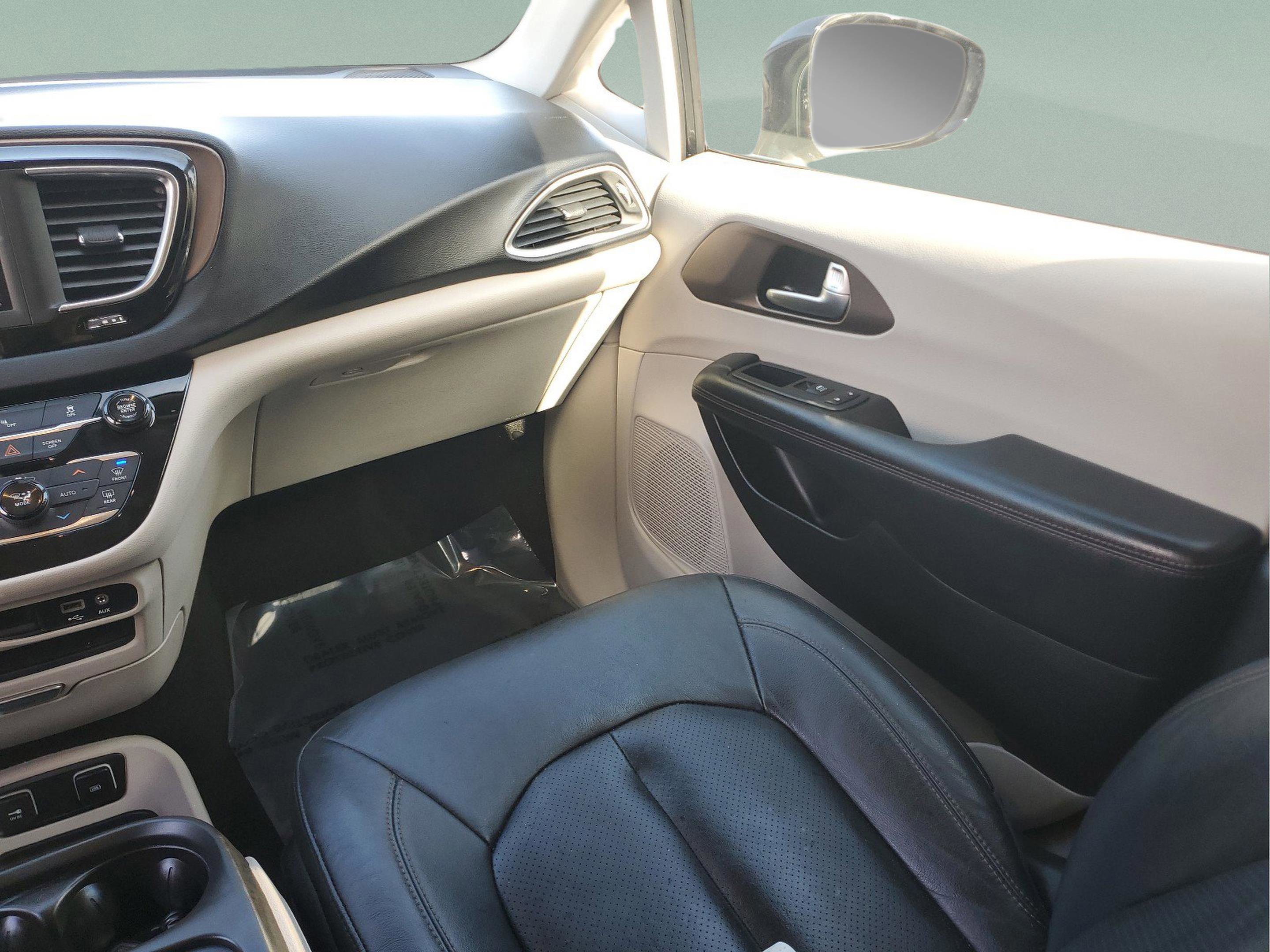 Used 2019 Chrysler Pacifica Touring-L image 14