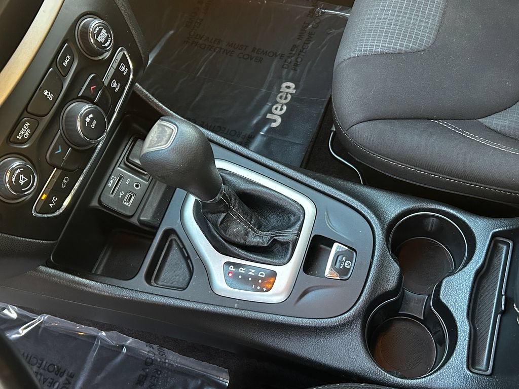 Used 2017 Jeep Cherokee Latitude FWD image 21