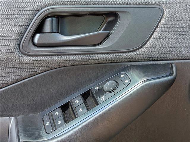 Used 2023 Nissan Rogue S image 5