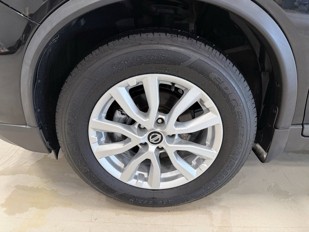 Used 2017 Nissan Rogue SV w/ Sun & Sound Touring Package image 9