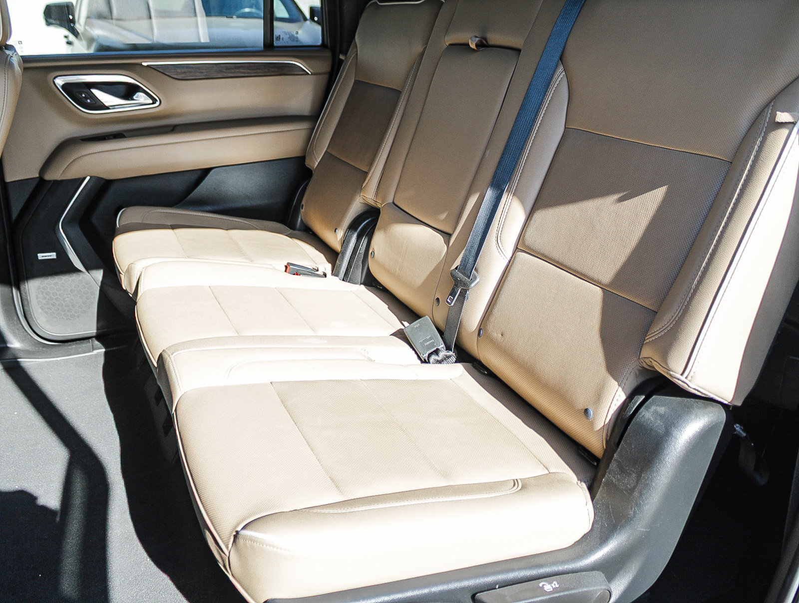 Used 2024 Chevrolet Suburban Premier RWD image 18