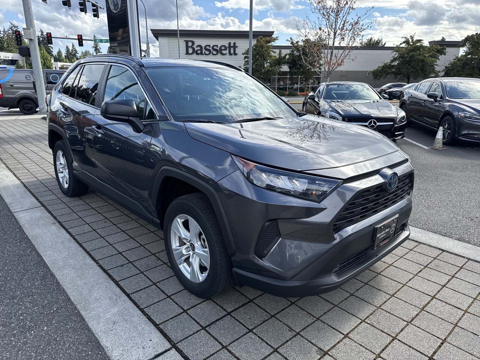 Used 2021 Toyota RAV4 LE AWD/4WD image 3