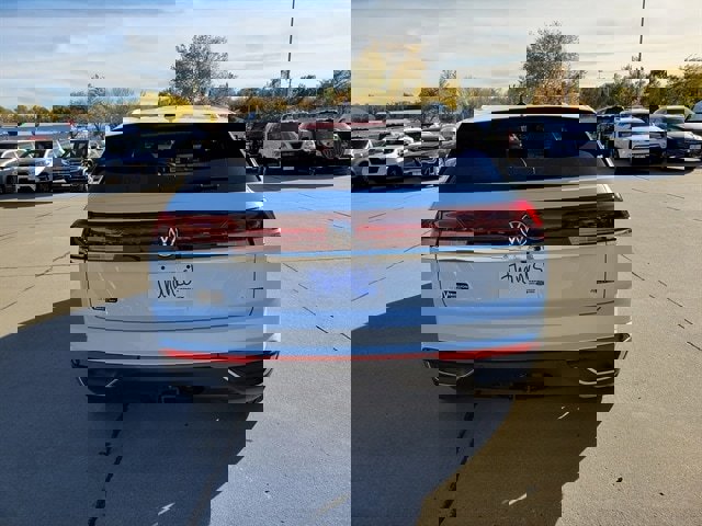 Used 2025 Volkswagen Atlas Cross Sport SE image 6