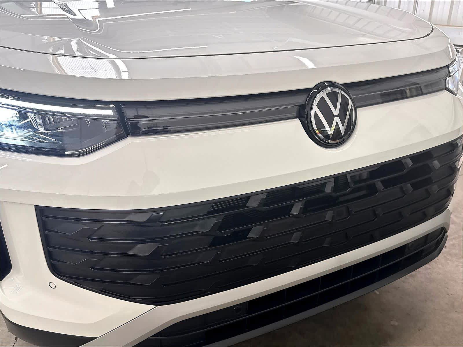 Used 2026 Volkswagen Tiguan SE w/ Panoramic Sunroof Package AWD/4WD image 35
