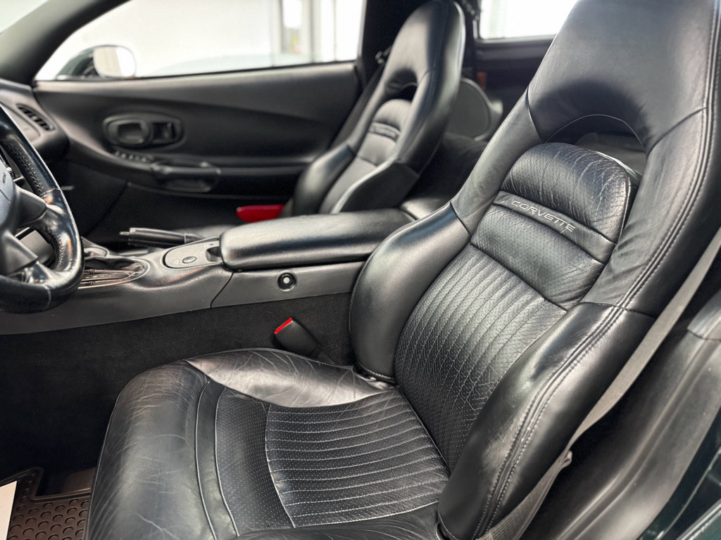 Used 2001 Chevrolet Corvette Coupe w/ Preferred Equipment Group1 image 13