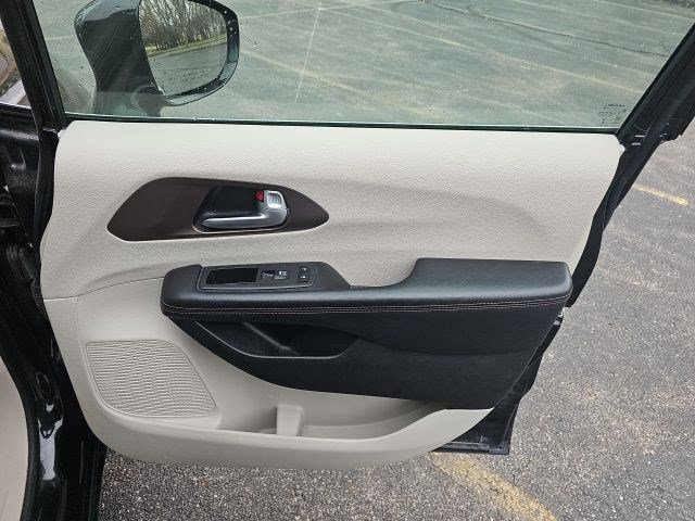 Used 2018 Chrysler Pacifica Touring-L image 15