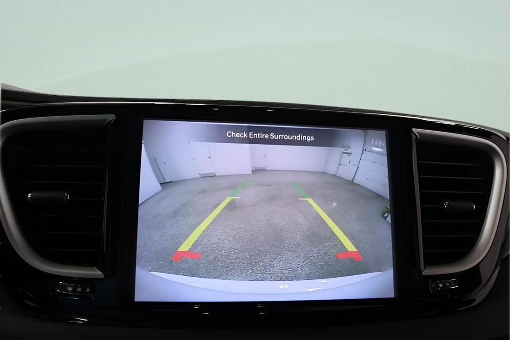 Used 2025 Chrysler Pacifica Select FWD image 14