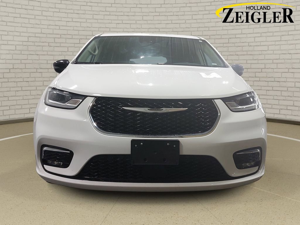 Used 2024 Chrysler Pacifica Touring-L FWD video 2