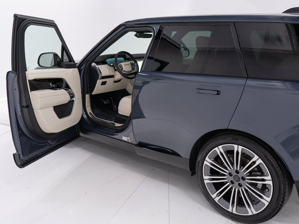 Used 2026 Land Rover Range Rover SE AWD/4WD image 9