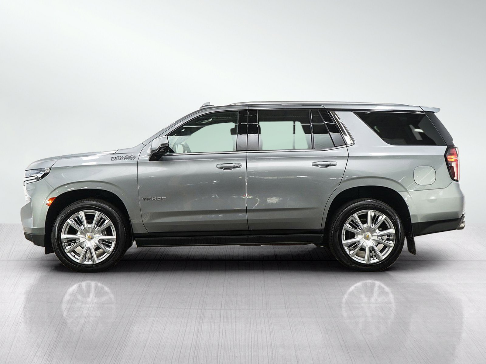 Used 2023 Chevrolet Tahoe High Country w/ Premium Package 2 AWD/4WD image 2