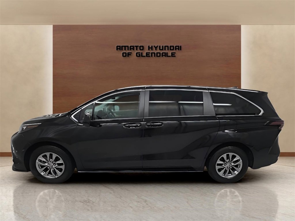 Used 2024 Toyota Sienna LE image 3