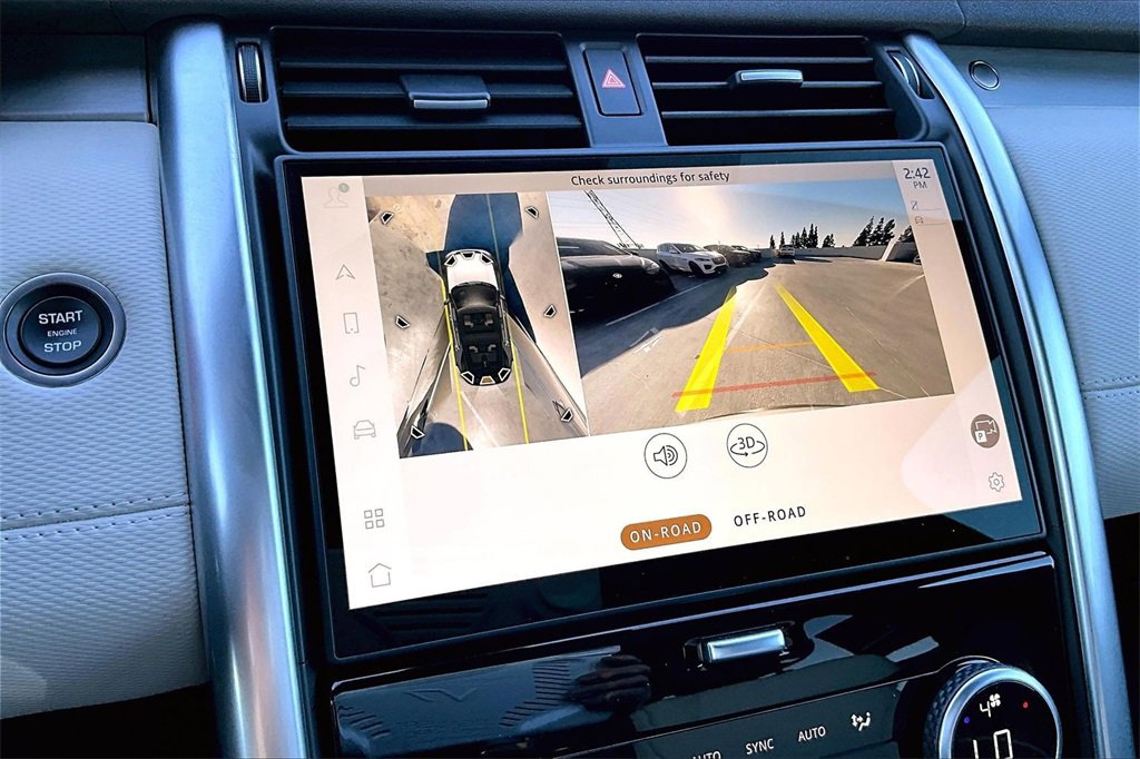 Used 2024 Land Rover Discovery Dynamic SE image 14