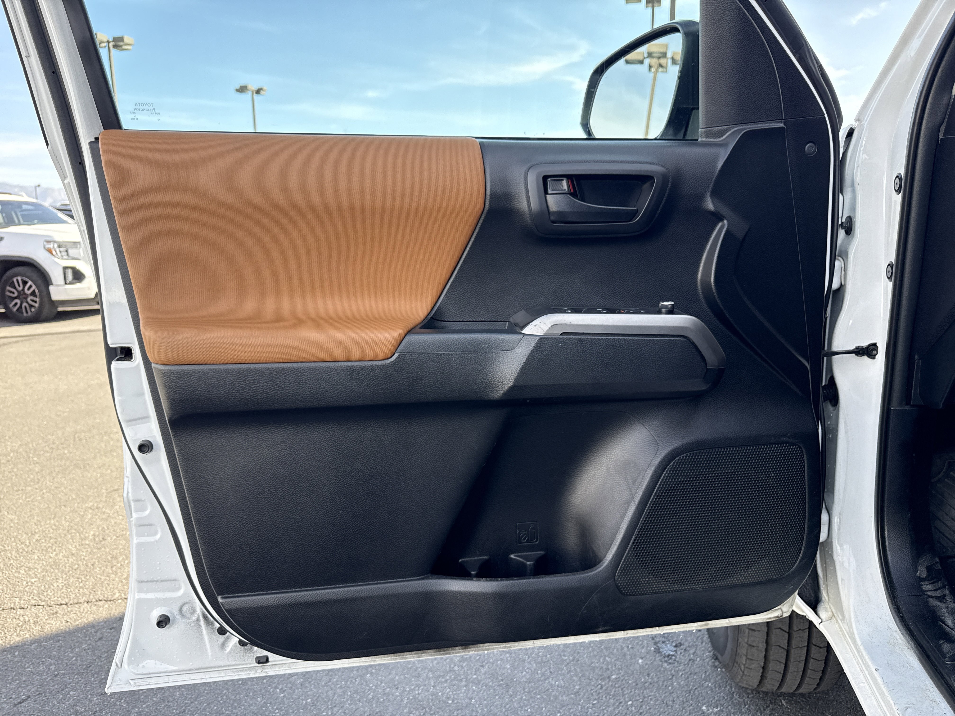 Used 2017 Toyota Tacoma SR5 w/ Tow Package image 10