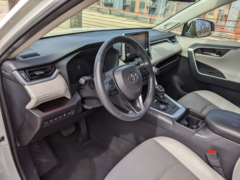 Used 2019 Toyota RAV4 Limited w/ Advanced Technology Package image 8